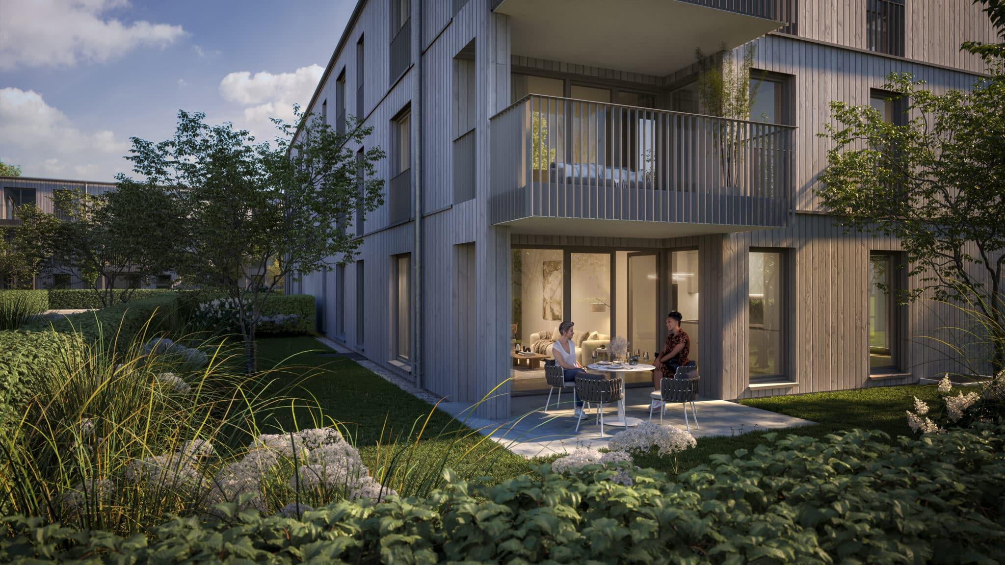 Terrasse mit direktem Zugang zu einem grünen Gartenbereich.
