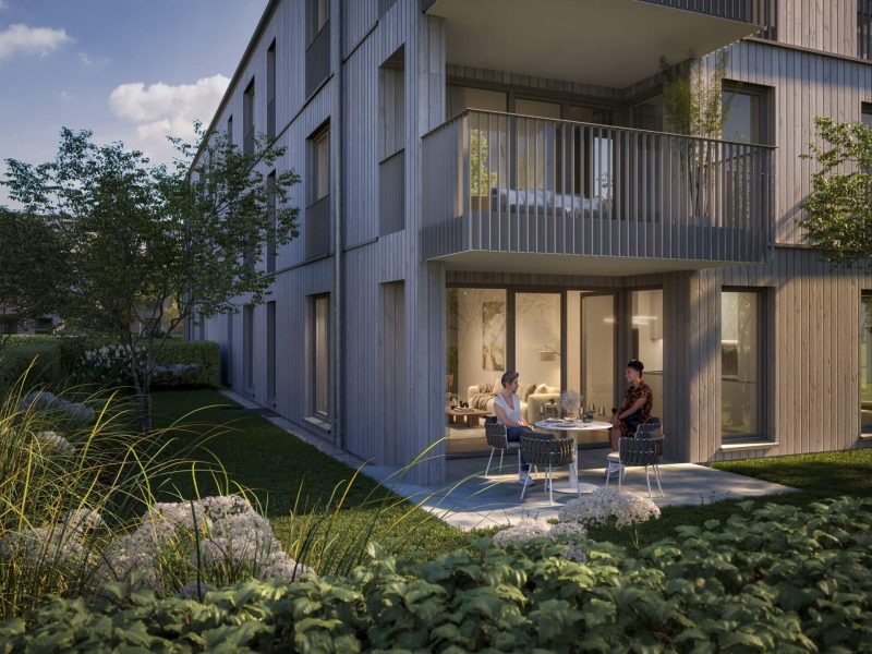 Terrasse mit direktem Zugang zu einem grünen Gartenbereich.